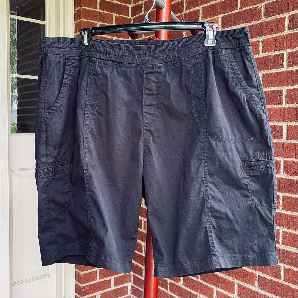 Lee Women’s Relaxed Fit Mid Rise Black Cotton Shorts